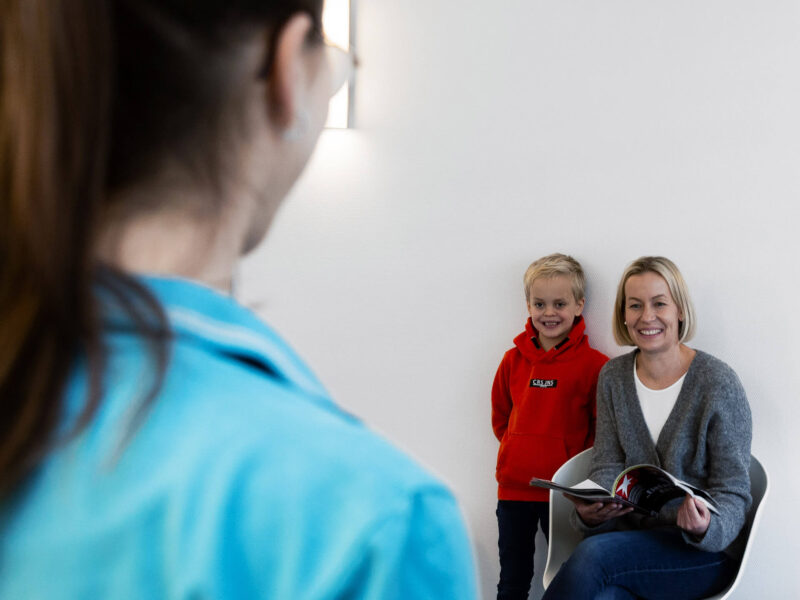 Foto Patientin mit Kind im Wartezimmer